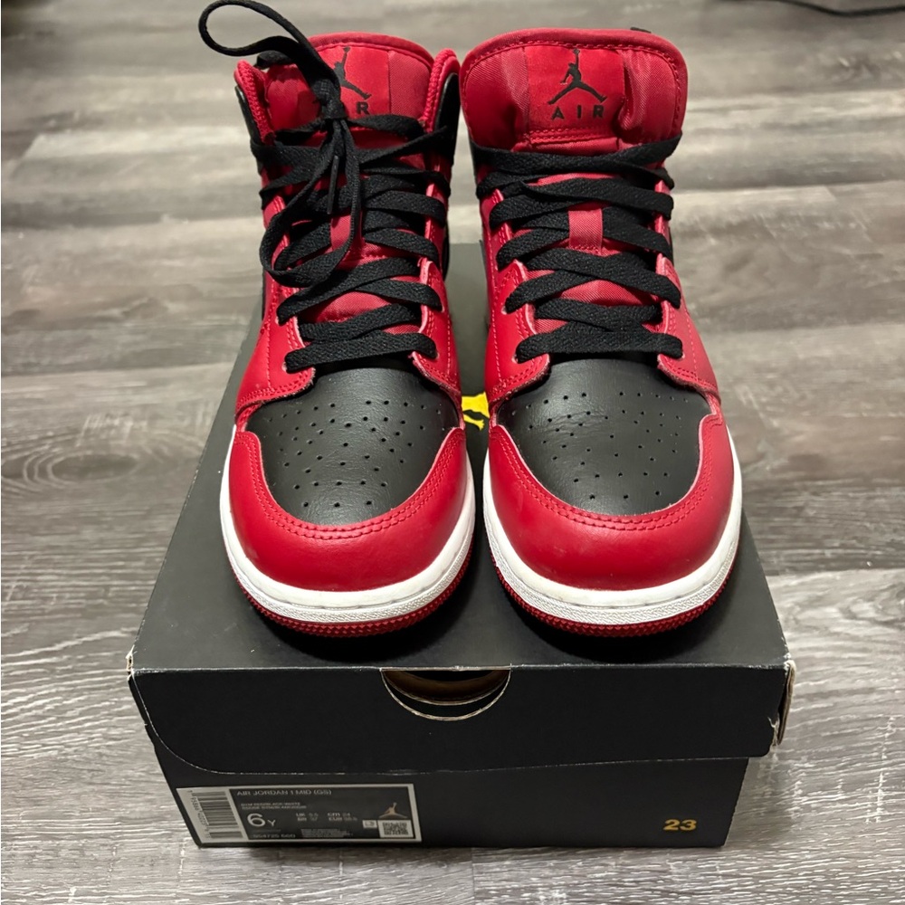 Jordan 1 mid. GS 6y women 7.5